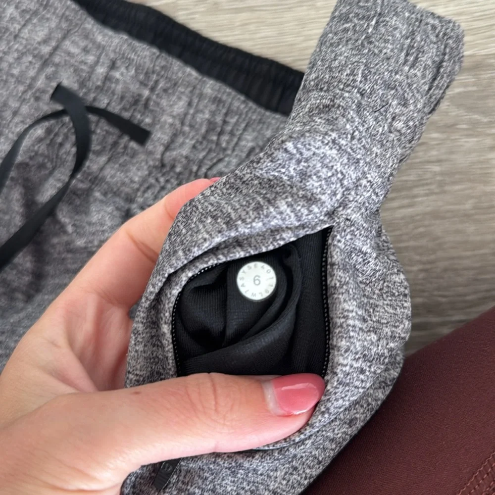 Lululemon Choose A Side Reversible Mid Rise Shorts Size 6